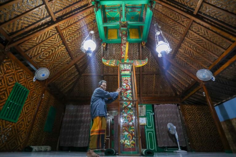 Masjid Saka Tunggal di Cikakak Banyumas yang Kerap Dikerumuni Kera