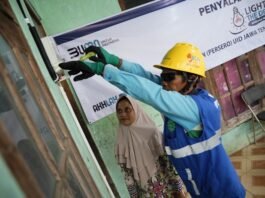 Salah satu petugas PLN Jateng dan DIY memasang listrik gratis