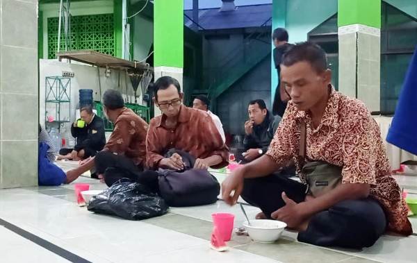 Berburu Takjil Bubur Legendaris di Masjid Pekojan Semarang