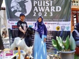 Panitia memberikan hadiah Kambing Betina Peranakan Etawa kepada Juara I Kendal Puisi Award
