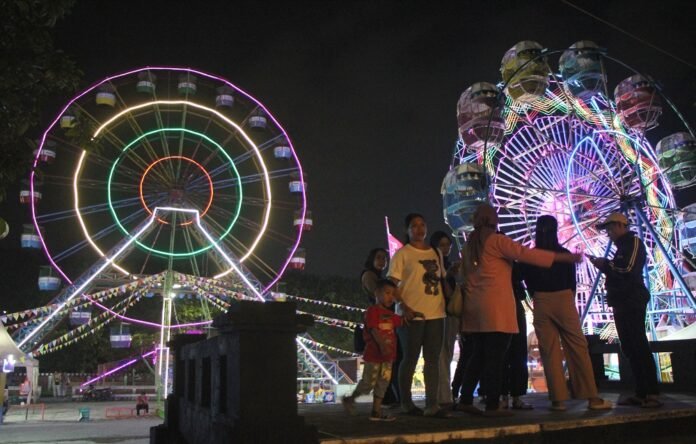 Para pengunjung menikmati suasana keramaian malam Jateng Fair 2024 yang berlangsung di PRPP Jateng
