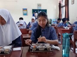 siswa SMPN 12 Semarang sedang menikmati menu program Makan Siang Bergizi Gratis