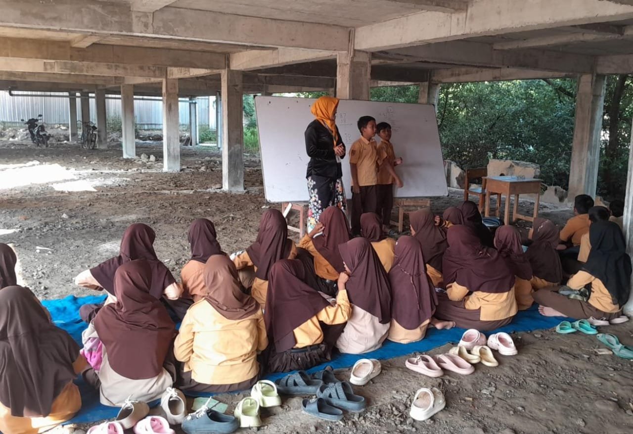 Belajar di Kolong
