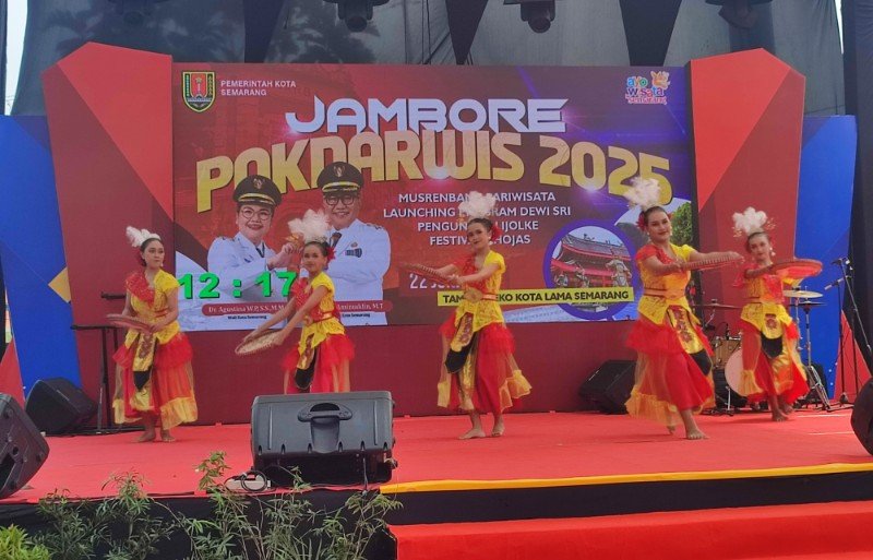 Jambore Pokdarwis 2025 Salah satu penampilan dari peserta Pokdarwis di Jambore Pokdarwis 2025 di Sleko Kota Lama Semarang, Minggu (22/06/2025). (Foto: JN)