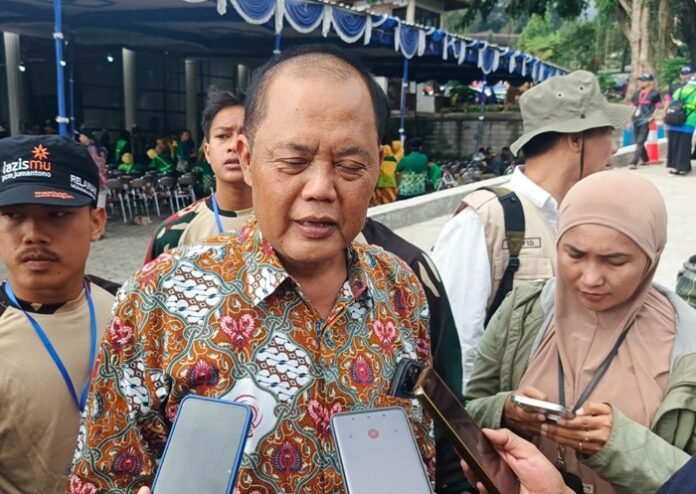 Mantan Bupati Karanganyar, Juliyatmono saat memberikan keterangan. (Foto : Iwan)