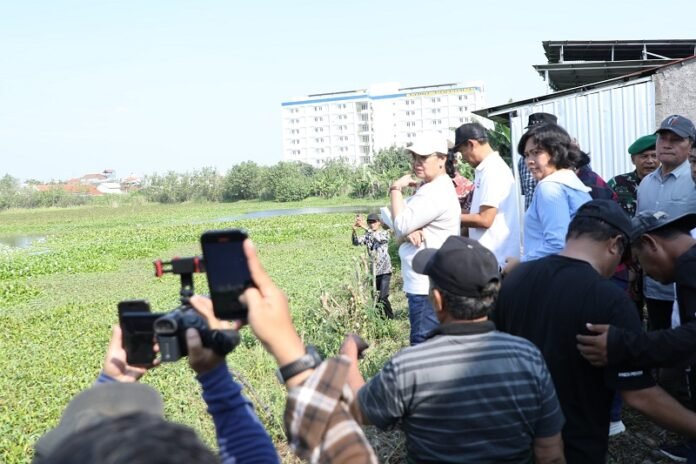 Wali Kota Semarang Agustina meninjau lokasi alternatif yang diproyeksikan sebagai TPS baru