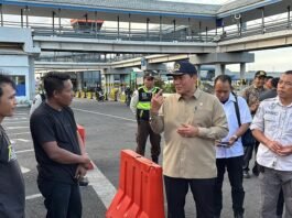Bambang Haryo Soekartono (BHS) saat meninjau langsung kondisi Pelabuhan Ketapang, Banyuwangi