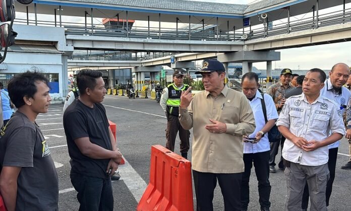 Bambang Haryo Soekartono (BHS) saat meninjau langsung kondisi Pelabuhan Ketapang, Banyuwangi
