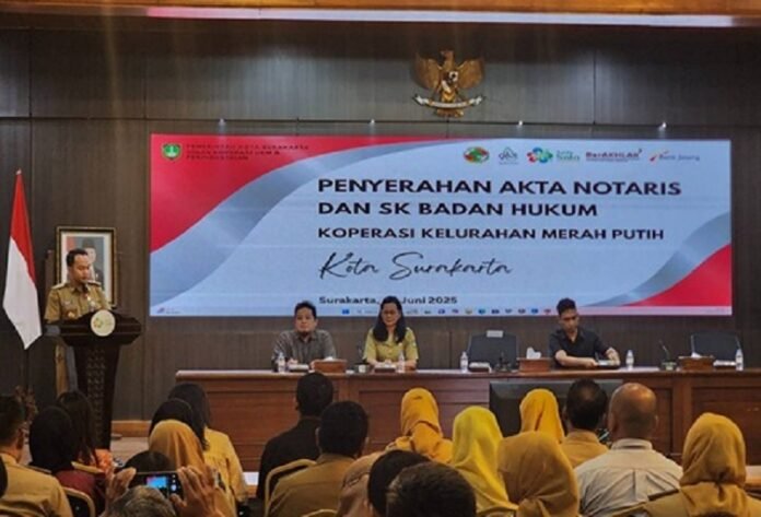 Penyerahan Akta Notaris dan Surat Keputusan (SK) Badan Hukum kepada 54 Koperasi Kelurahan Merah Putih