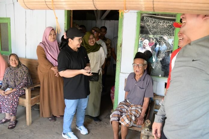 Wali Kota Semarang Agustina saat mengunjungi rumah Mbah Muhammad