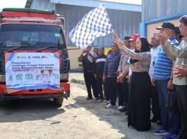 Bupati Brebes Mitha meluncurkan secara resmi pendistribusian bantuan beras