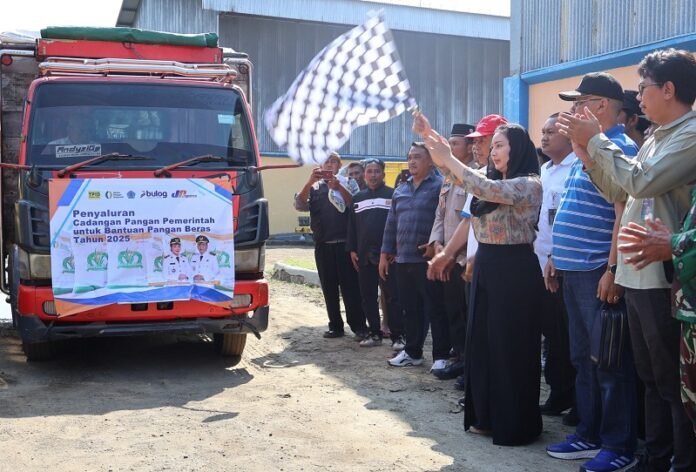 Bupati Brebes Mitha meluncurkan secara resmi pendistribusian bantuan beras