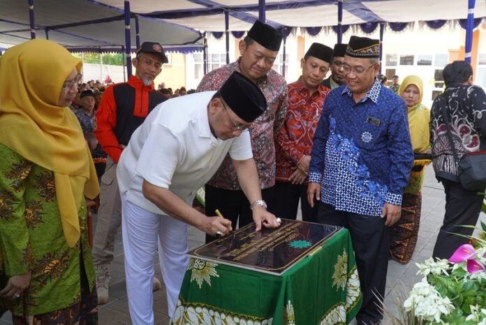 Wali Kota Tegal, Dedy Yon Supriyono, meresmikan gedung baru Sekolah Dasar (SD) Aisyiyah Cahaya Insan (ACI) Kota Tegal