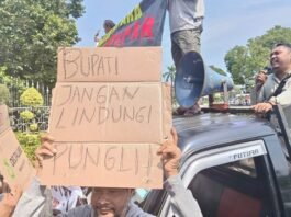 Warga Jepara gelar aksi demo di Kantor Bupati Jepara