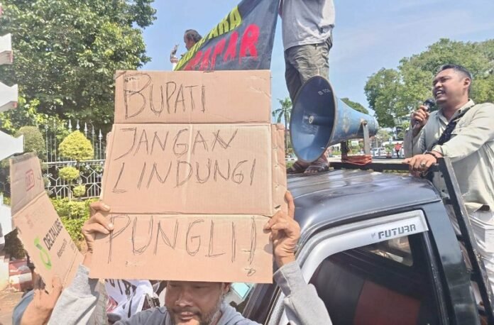 Warga Jepara gelar aksi demo di Kantor Bupati Jepara
