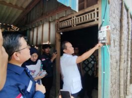 Menteri ESDM RI, Bahlil Lahadalia, bersama jajaran Direksi PT PLN (Persero) meninjau langsung pelaksanaan program Bantuan Pasang Baru Listrik (BPBL) Gratis
