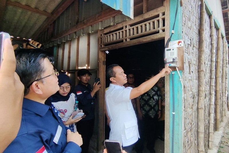ESDM Menteri ESDM RI, Bahlil Lahadalia, bersama jajaran Direksi PT PLN (Persero) meninjau langsung pelaksanaan program Bantuan Pasang Baru Listrik (BPBL) Gratis