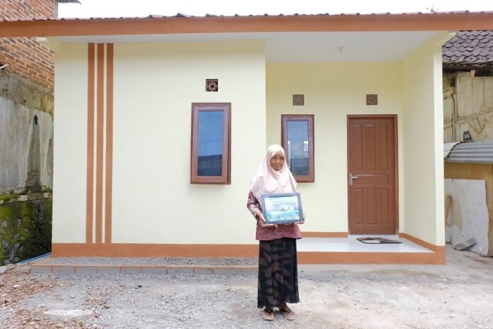 Salah satu penerima manfaat program RSLH di Kab. Temanggung, Bu Parmi