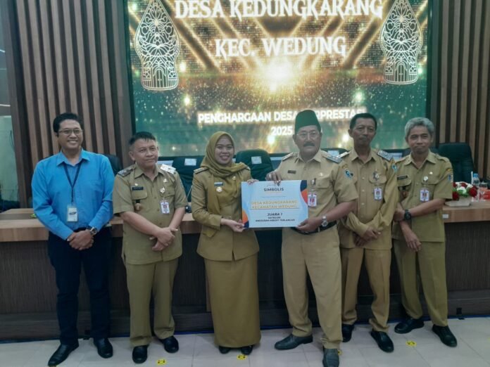 Bupati Demak, dr. Eisti’anah dalam Penghargaan Desa Berprestasi 2025 di Gradika Bina Praja.
