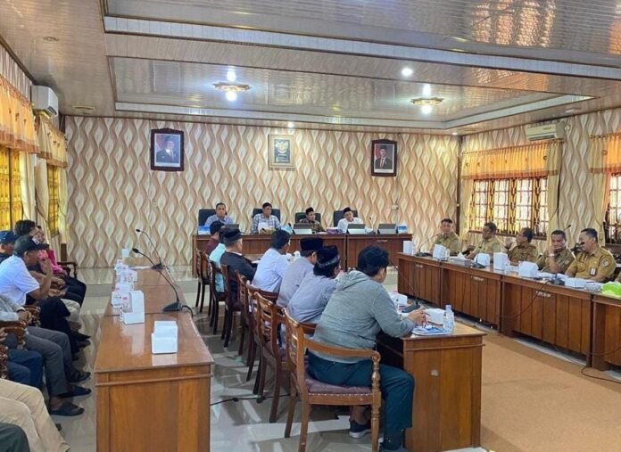 Terlihat Pertemuan antara DPRD Demak, Inspektorat, dinas terkait. (Foto : Sam)