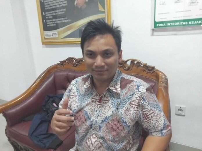 Kasi Pidsus Kejari Karanganyar, Hartanto usai memberikan keterangan kepada awak media. (Foto : Dokumen)