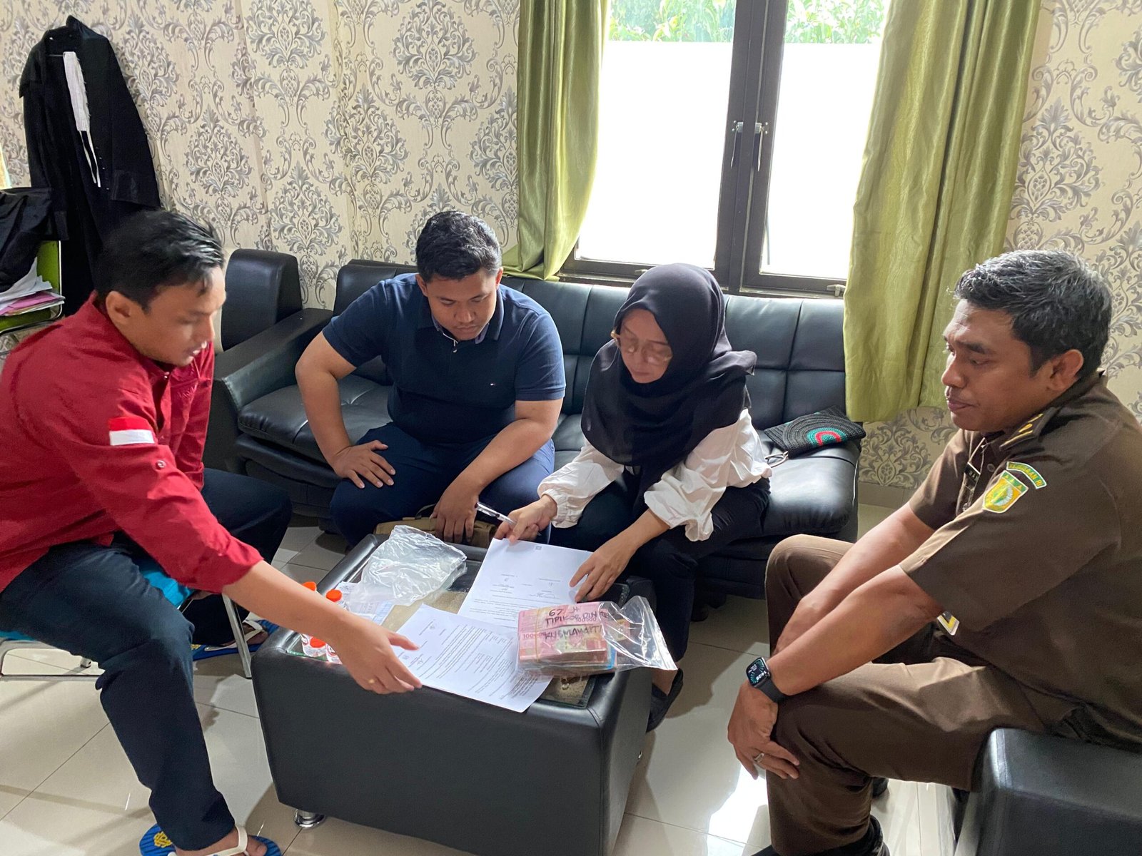 IMG-20250716-WA0045 Tersangka pengadaan alkes tahun 2022 dan 2023. (Foto : Dokumen)