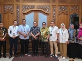 Wali Kota Surakarta Respati Ardi berfoto bersama Direktur Digital dan Bisnis Konsumer Bank Jateng Eko Tri Prasetyo. (Foto : Dok Bank Jateng)
