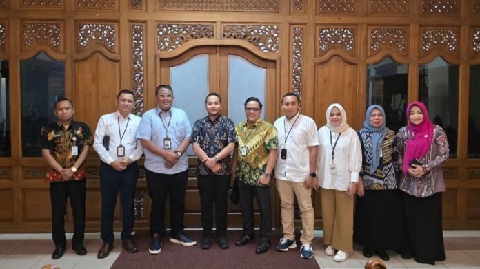 Wali Kota Surakarta Respati Ardi berfoto bersama Direktur Digital dan Bisnis Konsumer Bank Jateng Eko Tri Prasetyo. (Foto : Dok Bank Jateng)