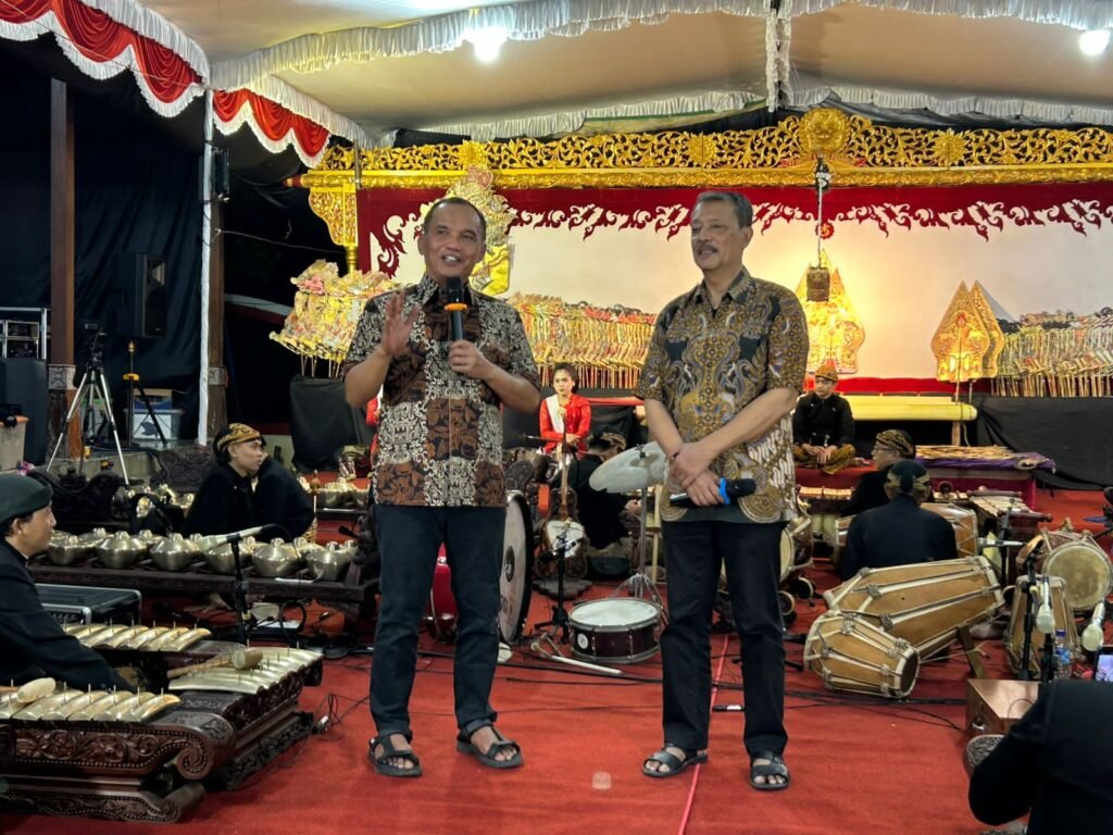 Bincang Santai Wayang Kulit di kediamannya, Desa Suruh. Kecamatan Tasikmadu, Kabupaten Karanganyar, belum lama ini. (Foto : Dok DPRD Jateng)