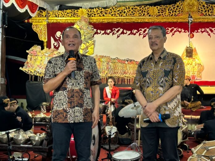 Bincang Santai Wayang Kulit di kediamannya, Desa Suruh. Kecamatan Tasikmadu, Kabupaten Karanganyar, belum lama ini. (Foto : Dok DPRD Jateng)