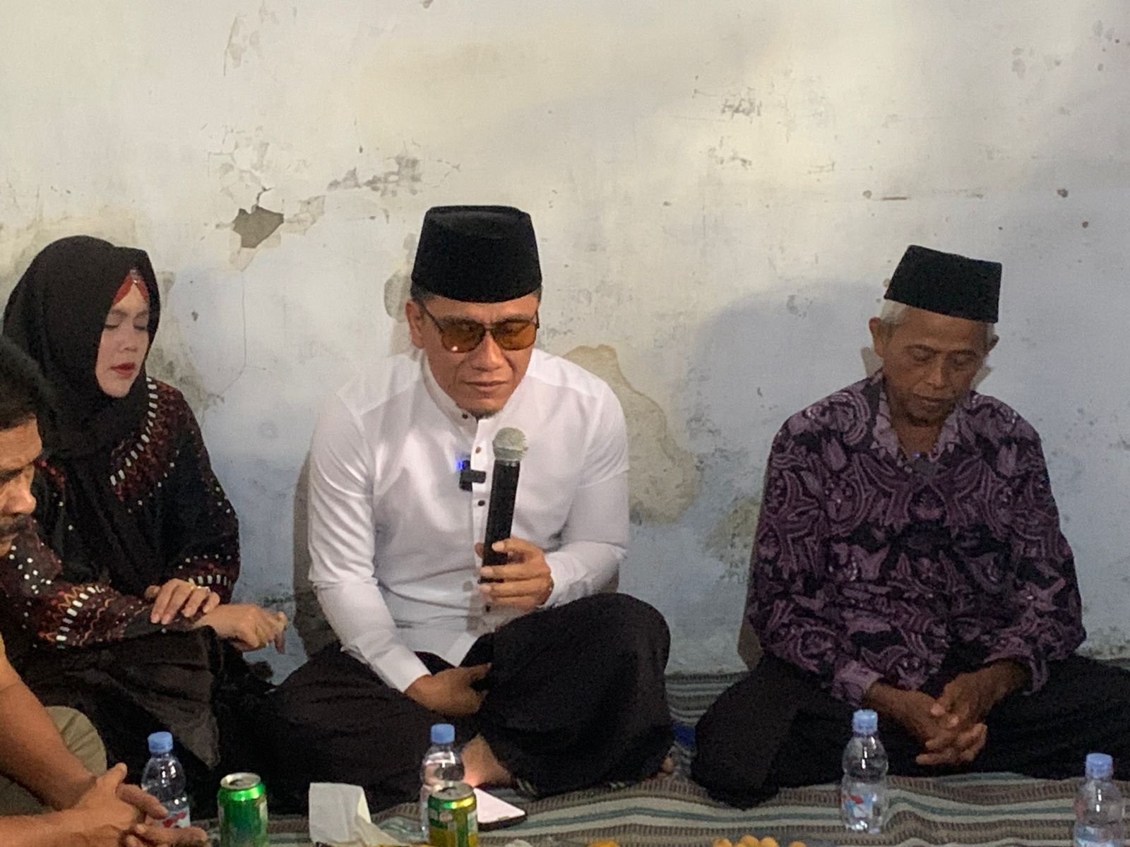 Gus Miftah Kediaman Guru Madin Ahmad Zuhdi di Desa Cangkring, Karanganyar, Demak, Sabtu (19/7/2025). (Foto: Sam)