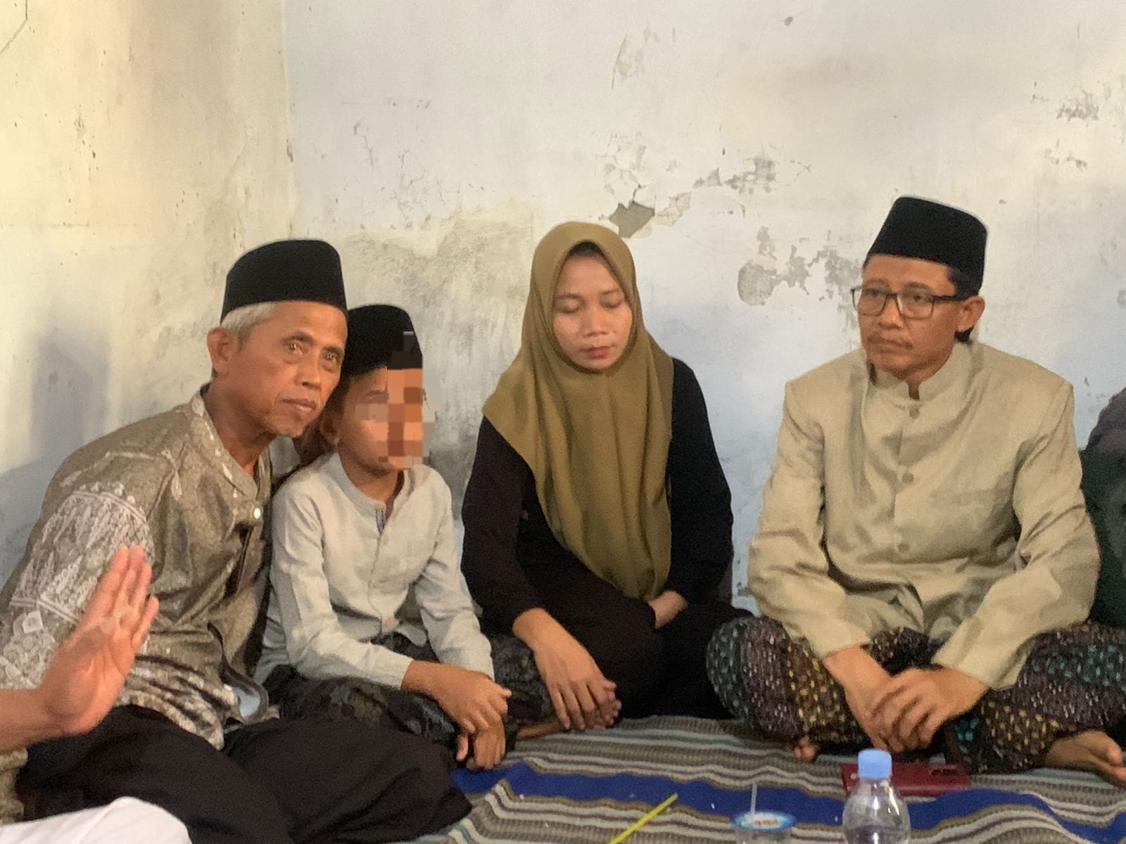Guru Madin Viral. Guru Madin Ahmad Zuhdi di kediamannya Frsa Cangkring, Karanganyar, Demak. (Foto: Sam)