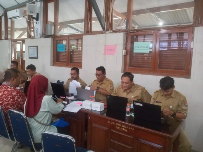 Proses pelayanan Disdukcapil Kota Semarang. (Foto : Dok Pemkot Semarang)