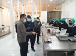 Proses penyajian makanan bergizi gratis di dapur MBG Bintoro 1 Demak, Selasa (22/7/2025). (Foto: Sam)