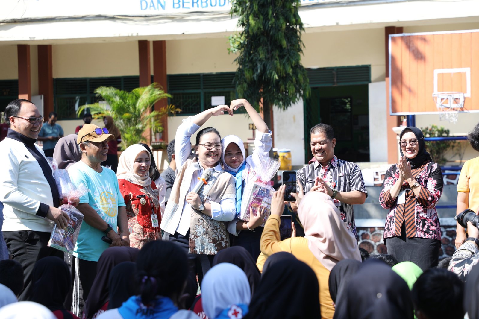 Wali Kota Semarang Agustina Cek Kesehatan Gratis (CKG) di SMP 26 Semarang. (Foto : Dok Pemkot Semarang(