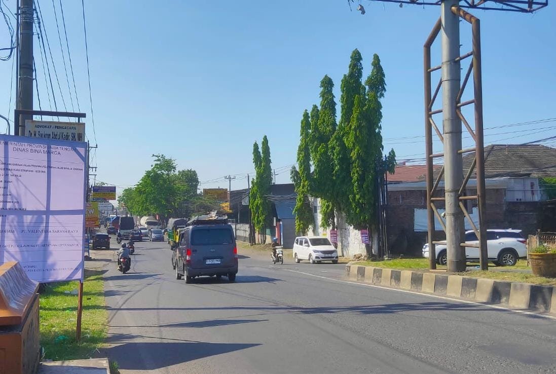 Papan proyek Mranggen Perbaikan Jalan Provinsi Semarang–Mranggen yang disambut positif oleh warga. (Foto: Sam)