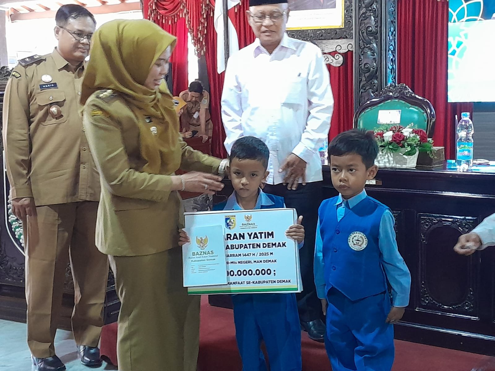 Bupati Demak Santunan kepada anak yatim dalam rangka Muharram 1447 H di Pendopo Kabupaten, Selasa (22/7/2025). (Foto: Sam)