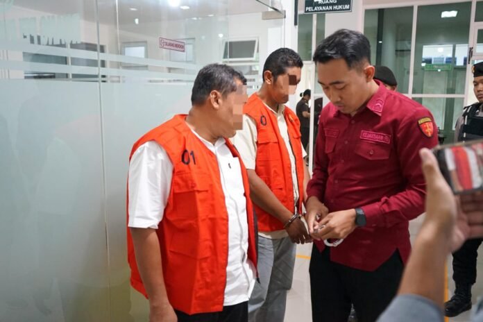 Tersangka korupsi Kredit Fiktif BPR BKK Wonosalam Demak resmi ditahan. Rabu (23/7/2025). (Foto : Sam)