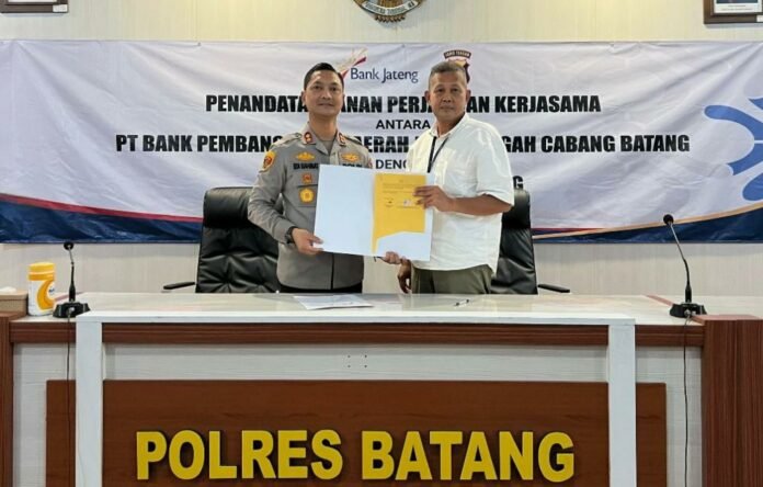 Pemimpin Bank Jateng Cabang Batang, Sapto Nugroho dan Kapolres Batang, AKBP Edi Rahmat Mulyana, S.I.K., M.H. (kiri). (Foto : Dok Bank Jateng)