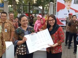 Penandatanganan pakta integritas pengadaan barang dan jasa antara Pejabat Pembuat Komitmen (PPK) dan Pengguna Anggaran (PA) yang di gelar di halaman Balaikota Semarang. (Foto : Kamal)