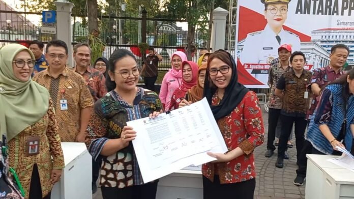 Penandatanganan pakta integritas pengadaan barang dan jasa antara Pejabat Pembuat Komitmen (PPK) dan Pengguna Anggaran (PA) yang di gelar di halaman Balaikota Semarang. (Foto : Kamal)