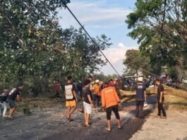BPBD Karanganyar melakukan evakuasi terhadap korban. (Foto : Dokumen BPBD)