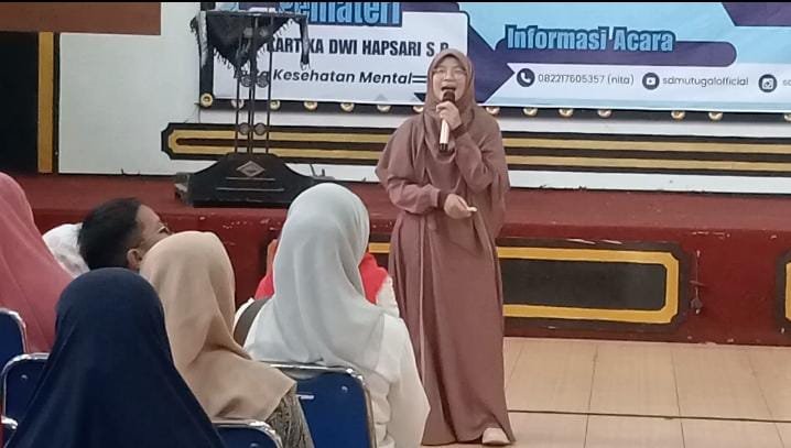 Smart Parenting Kartika Dwi Hapsari saat melakukan pemaparan. (Foto : Dokumen)