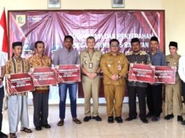 Simbolis bantuan Rumah Tidak Layak Huni (RTLH) di Balai Desa Kedungombo, Kecamatan Baturetno, Selasa (8/7/2025). (Foto : Dok Bank Jateng)
