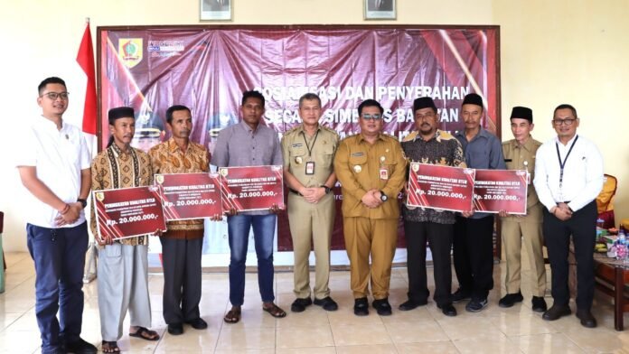 Simbolis bantuan Rumah Tidak Layak Huni (RTLH) di Balai Desa Kedungombo, Kecamatan Baturetno, Selasa (8/7/2025). (Foto : Dok Bank Jateng)