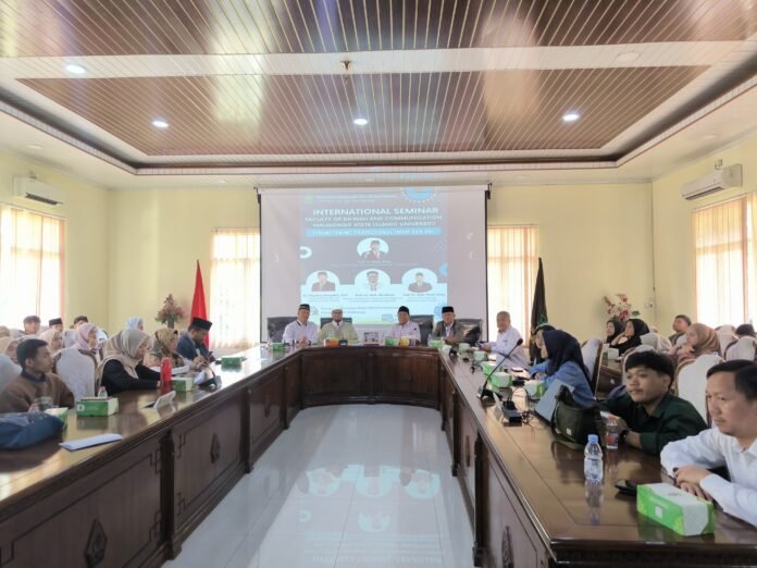Seminar internasional bertajuk Strengthening Professional Imam and Da'i yang diselenggarakan Selasa (29/7/2025) di Ruang Sidang Utama FDK diikuti oleh 57 mahasiswa KKN Papua. (Foto : Dok UIN Walisongo Semarang)