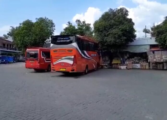 Parkir Pujasera Masjid Agung Demak, Selasa (29/7/2025). (Foto: Sam)