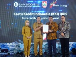 Bupati Boyolali, Agus Irawan dan Direktur Digital dan Bisnis Konsumer Bank Jateng, Eko Tri Prasetyo. (Foto : Dok Bank Jateng)