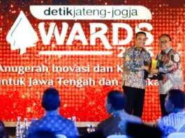 Penghargaan detikJateng-Jogja Awards 2025 yang diserahkan langsung oleh Direktur Transmedia, Latif Harnoko, dan diterima oleh Direktur Utama Bank Jateng, Irianto Harko Saputro, di Gedung Gradhika Bhakti Praja Semarang, Rabu (23/07/2025). (Foto : Dok Bank Jateng)