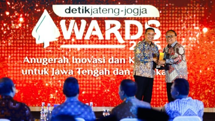 Penghargaan detikJateng-Jogja Awards 2025 yang diserahkan langsung oleh Direktur Transmedia, Latif Harnoko, dan diterima oleh Direktur Utama Bank Jateng, Irianto Harko Saputro, di Gedung Gradhika Bhakti Praja Semarang, Rabu (23/07/2025). (Foto : Dok Bank Jateng)